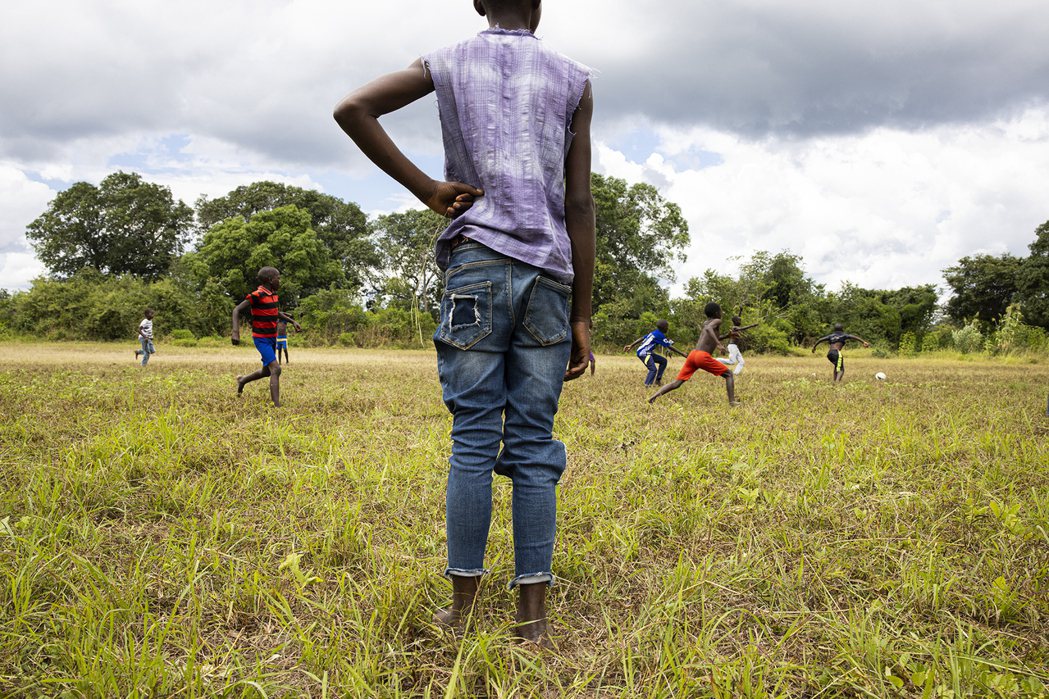 圖為孩童們正在莫三比克北部一個名為Mumo的小村莊踢足球，這是由無國界醫生心理健...