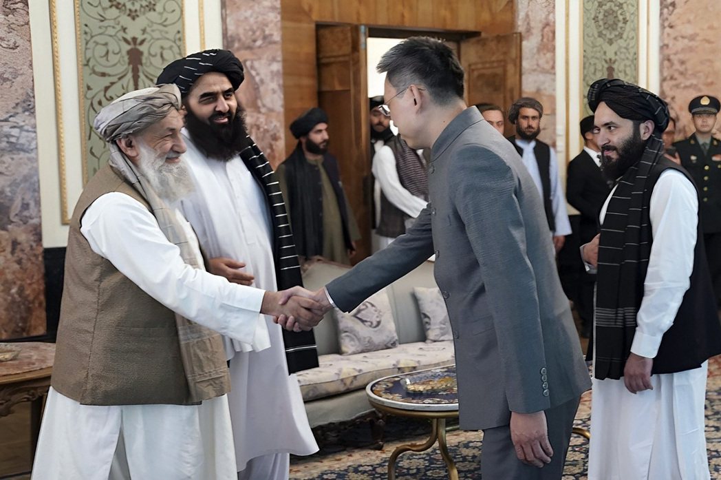 塔利班當局釋出的照片，可看見中國新任駐阿富汗大使趙星（灰衣者）和塔利班領導人握手...