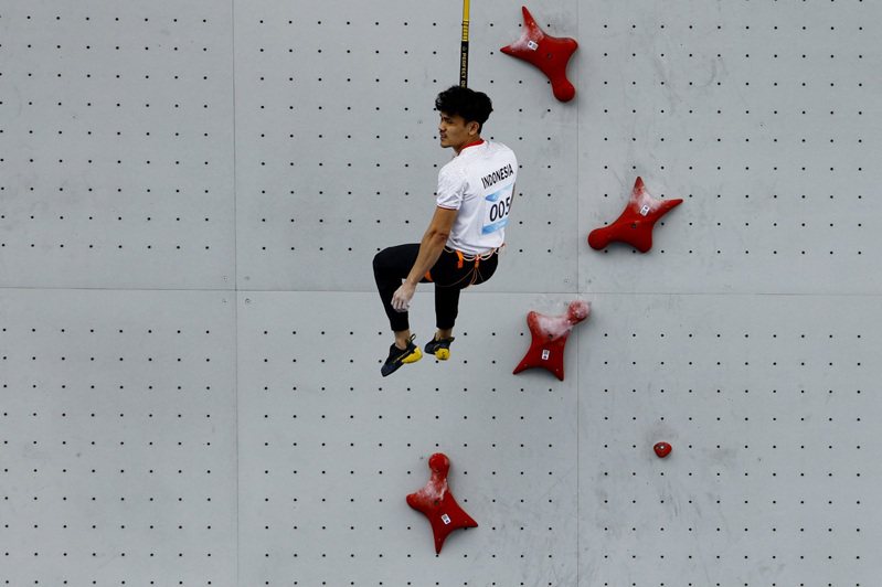 速攀男子組登場，世界紀錄保持人印尼「蜘蛛人」李奧納多輕鬆以預賽第一名晉級。 路透社