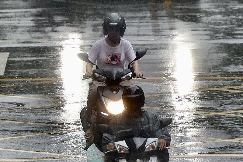 小犬颱風來襲，桃園市府宣布明（4）日正常上班上課。記者陳正興／攝影