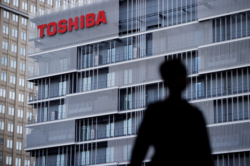 日本具代表性的品牌東芝（Toshiba），有上市74年的歷史，若日本企業聯盟對東芝實施股票公開買賣，東芝將於今年下市。（路透）