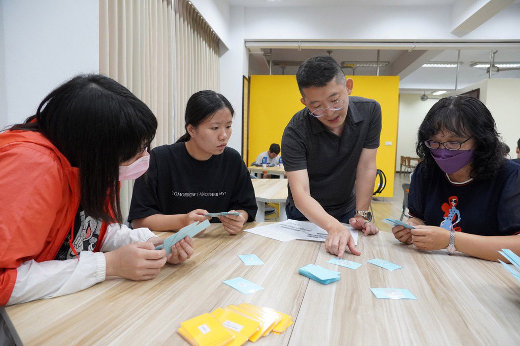 該校語言教學資源中心主任陳俊福(右二)透過桌遊引導學生學英文。 大葉大學/提供。