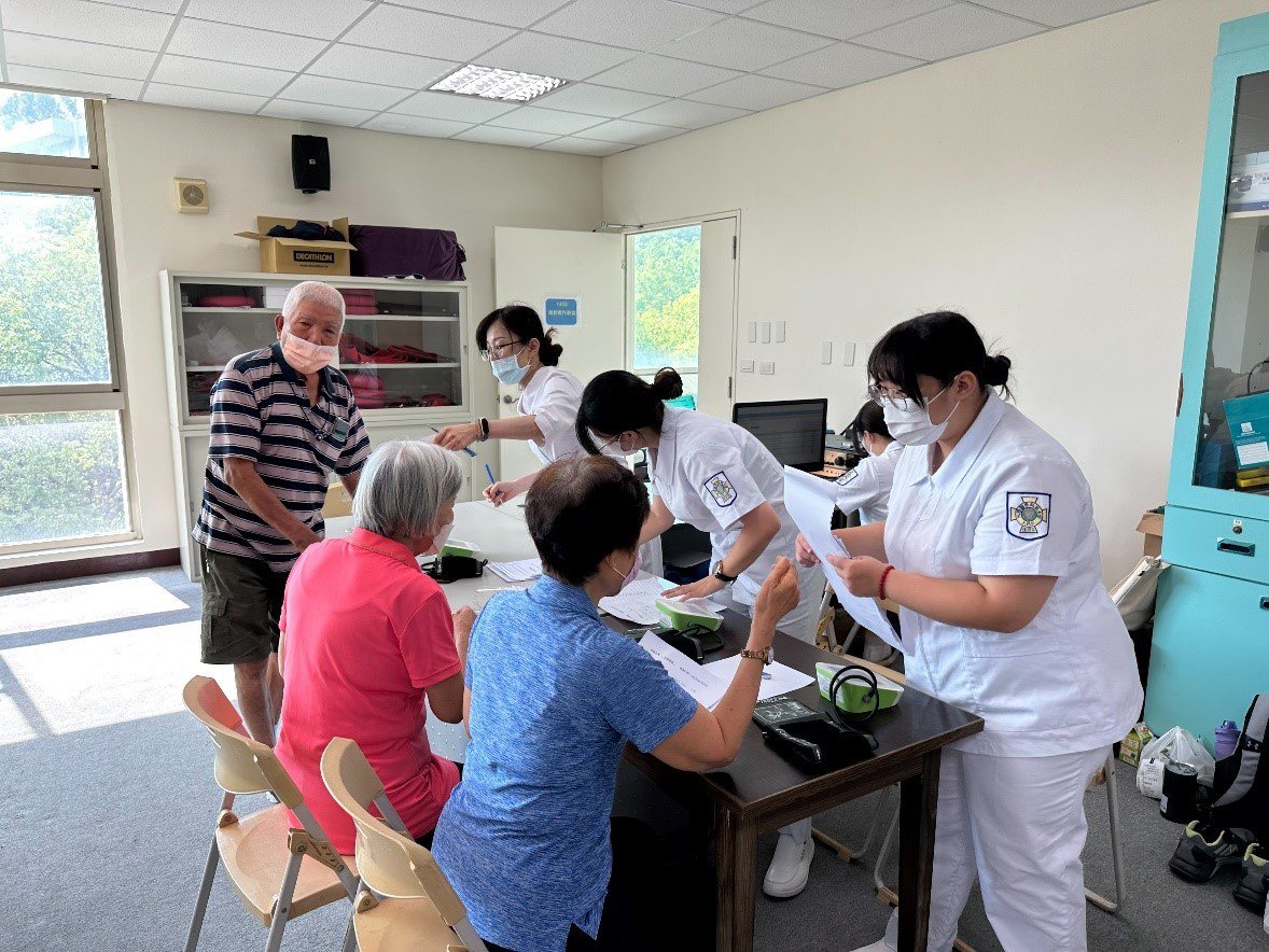 元培護理系及健管系師生為社區長者進行血壓量測及健康評估。 元培/提供