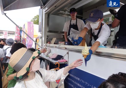 蜷尾家參加文總TaiwanPlus活動大受歡迎，日本人大排長龍就為了吃一支濃郁的冰淇淋。陳思豪攝