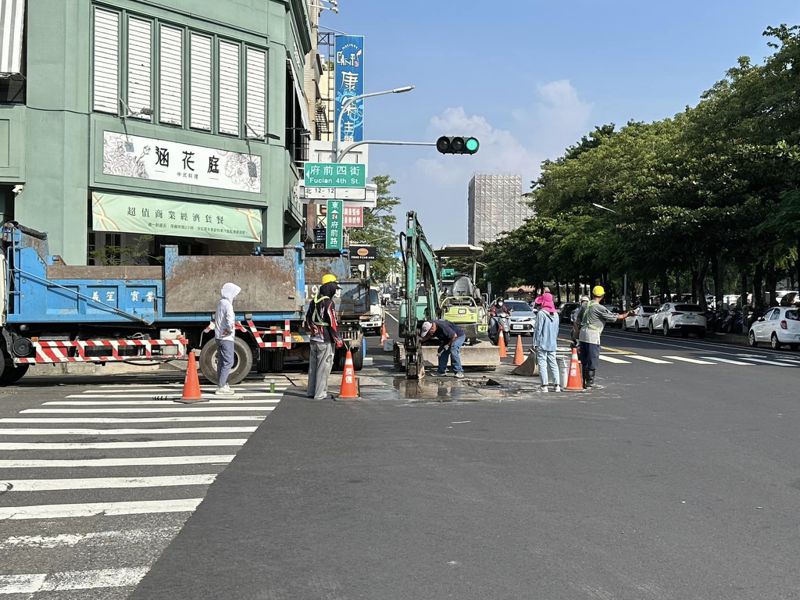 台南市府前路才完成路平專案不到半年，竟然又開挖。圖／市議員林依婷提供