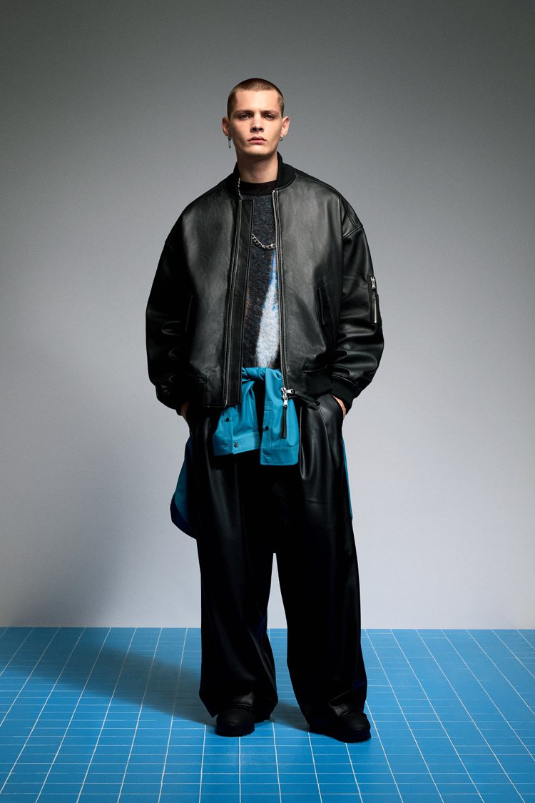Zara與Masion Special聯名系列男裝則有各式大衣、外套選項，當中的一款，帶有多功能口袋設計、可調式下擺，穿上後能凸顯率性，而且定價同樣是萬元以下。圖／Zara提供