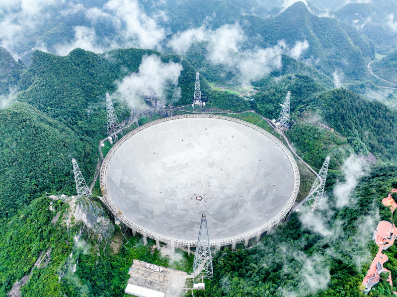 中國大陸研究團隊利用「中國天眼」（FAST），近期在「銀道面脈衝星快照巡天」中新發現76顆偶發脈衝星。圖為位於中國貴州黔南布依族苗族自治州深山裡的500公尺口徑球面射電望遠鏡。（新華社）