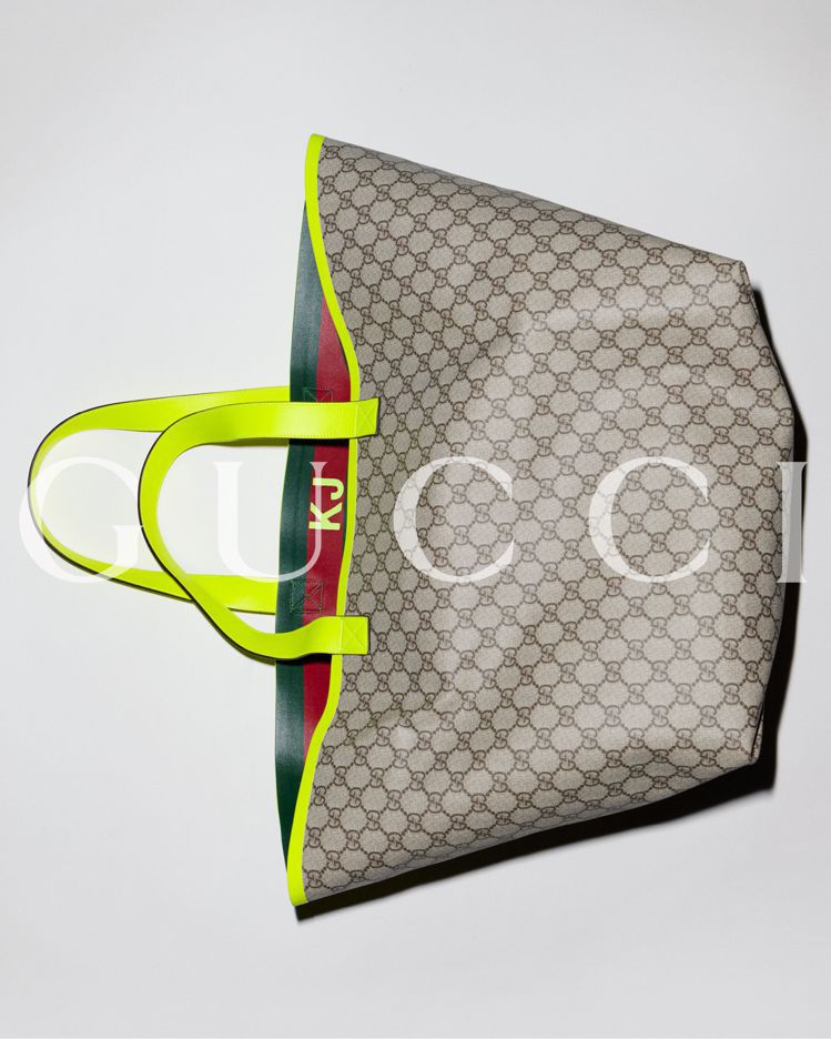 新款的「Gucci Valigeria」旅行世界系列，將有綠紅綠Web織帶於內側，並加上螢光把手、格外搶眼。圖／GUCCI提供