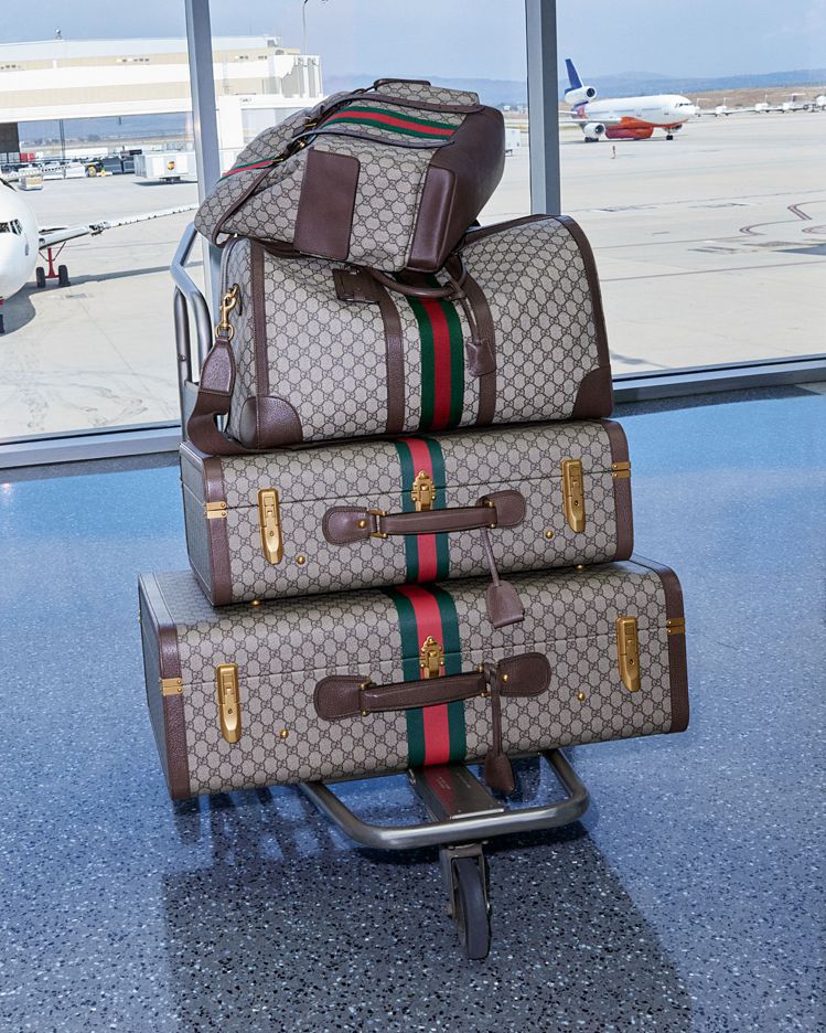 GUCCI經典的GG緹花與源自馬術文化的Web綠紅綠織帶，成為「Gucci Valigeria」旅行世界系列各式行李包、箱、提袋的設計語彙。圖／GUCCI提供