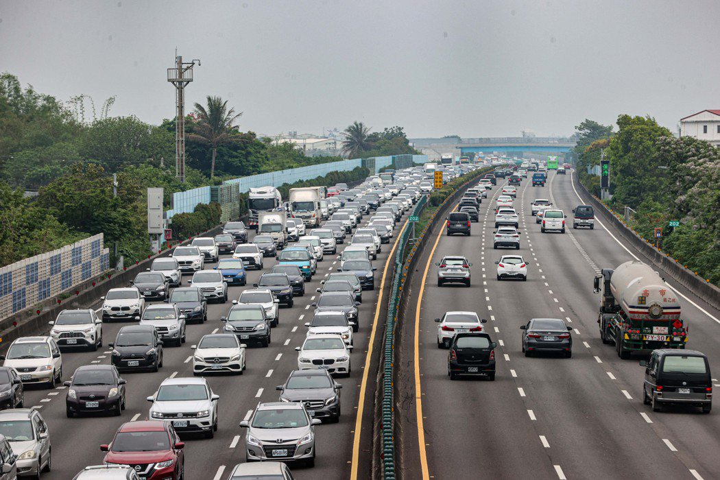 國慶連假國道交通量最大可達120百萬車公里，為平日1.3倍。本報資料照