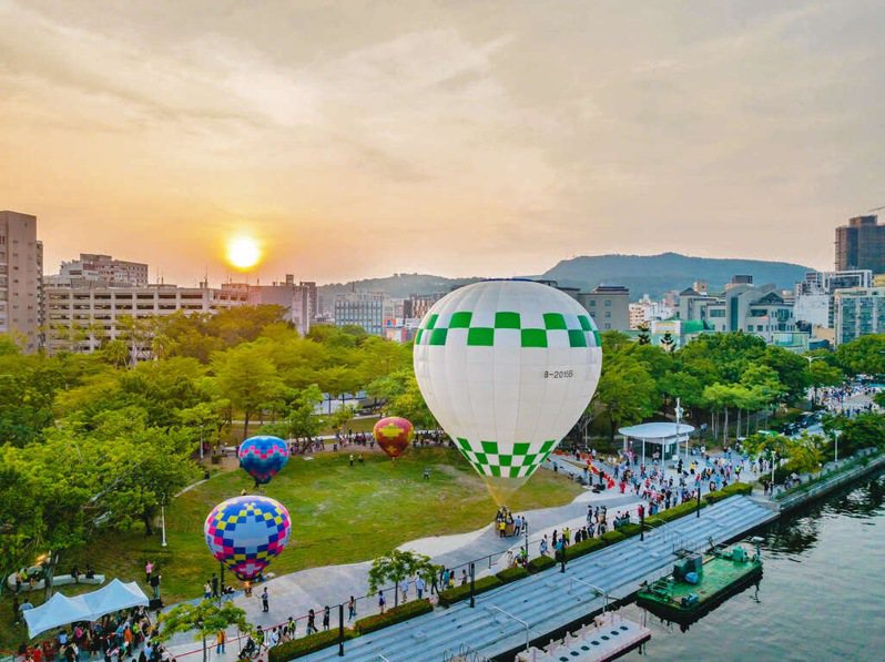 高市府本周末在愛河畔舉辦造型熱氣球活動，圖為2022愛河熱氣球活動。圖／高雄市觀光局提供
