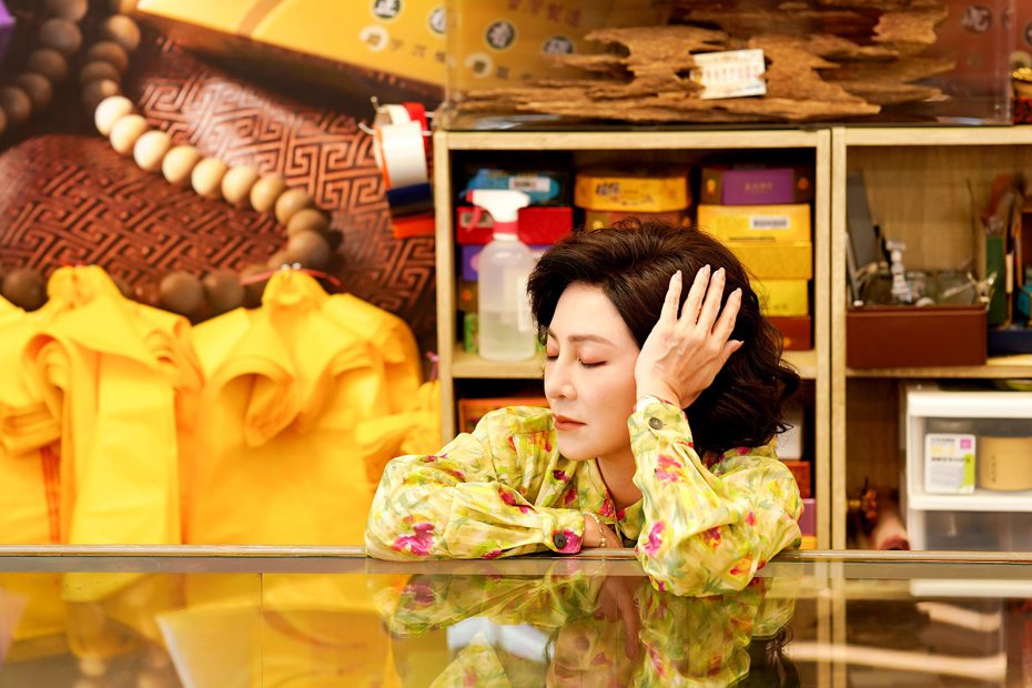 王彩樺在新戲「阿叔」中飾演金紙店老闆娘。圖／華視提供