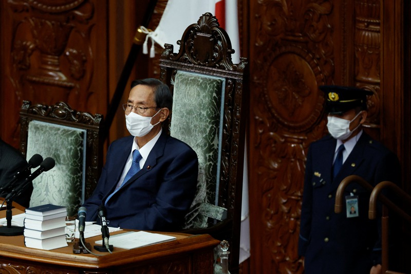 79歲的日本眾議員細田博之（左）日前因健康因素，辭去眾議院議長一職。路透