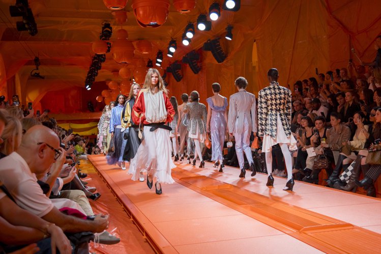 路易威登2024春夏女裝系列大秀在巴黎香榭麗舍大道103號登場，是品牌未來的旗艦據點。圖／路易威登提供