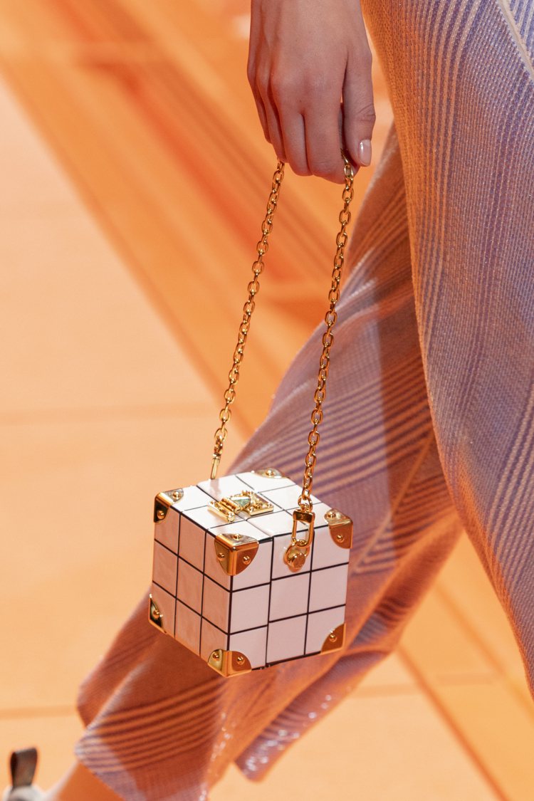 方形手提包趣味的造型讓人想起魔術方塊。圖／路易威登提供