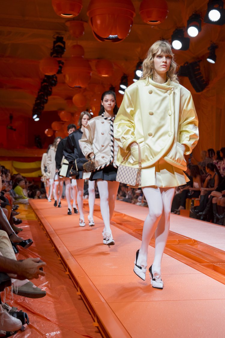 路易威登2024春夏女裝系列大秀在巴黎香榭麗舍大道103號發表。圖／路易威登提供