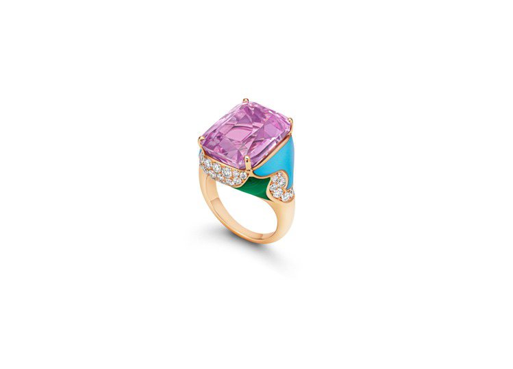BVLGARI 頂級綠松石、孔雀石、紫鋰輝石與鑽石戒指。圖／寶格麗提供