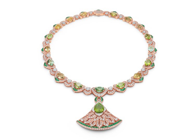 BVLGARI Divas' Dream頂級彩寶與鑽石項鍊，玫瑰金鑲嵌綠碧璽、橄欖石、綠柱石、祖母綠、鑽石。圖／寶格麗提供