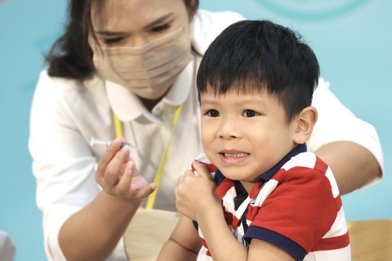 流感及肺炎鏈球菌疫苗昨天開打，疾管署今年採購賽諾菲、國光、台灣東洋及高端共4種廠牌疫苗，此為小朋友昨天接受施打疫苗。聯合報系資料照／記者林伯東攝影
