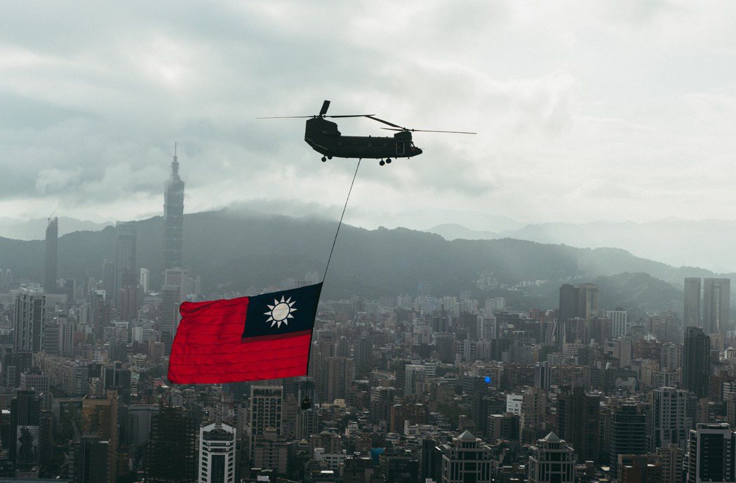 蔡總統臉書秀出飄揚在台北天空的巨幅國旗。圖／蔡英文臉書