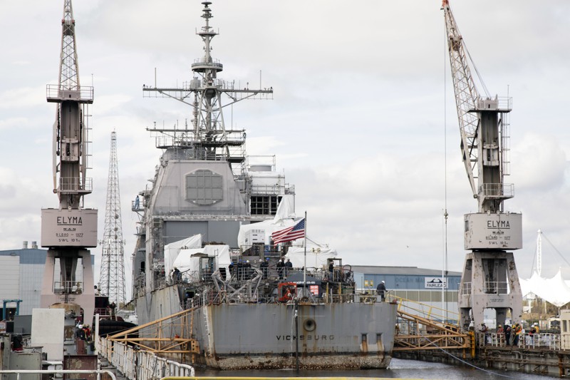 位於英國航太系統公司諾福克修船廠的美國海軍飛彈巡洋艦維克斯堡號。照片攝於2020年。圖／取自美國國防部