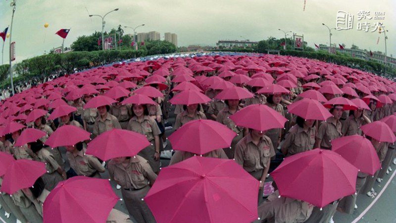 八十一年雙十國慶大典，總計動員了上萬名學生參與，十日上午在國慶大會，學生頭戴五彩傘帽，排列國慶圖案。圖／聯合報系資料照（1992/10/10 本報記者攝影）