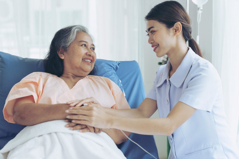 家中有長輩照護需求時，聘請外籍看護工是喘息的選項之一。
 圖／freepik