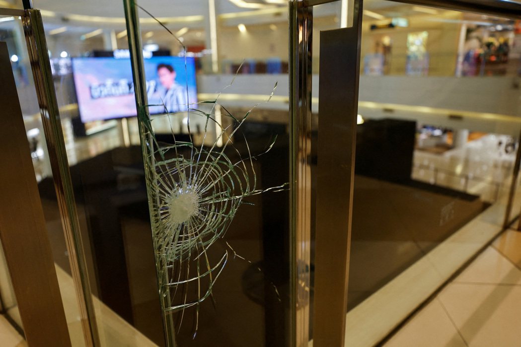 暹羅百麗宮商場的玻璃門留下彈痕。 圖／路透社