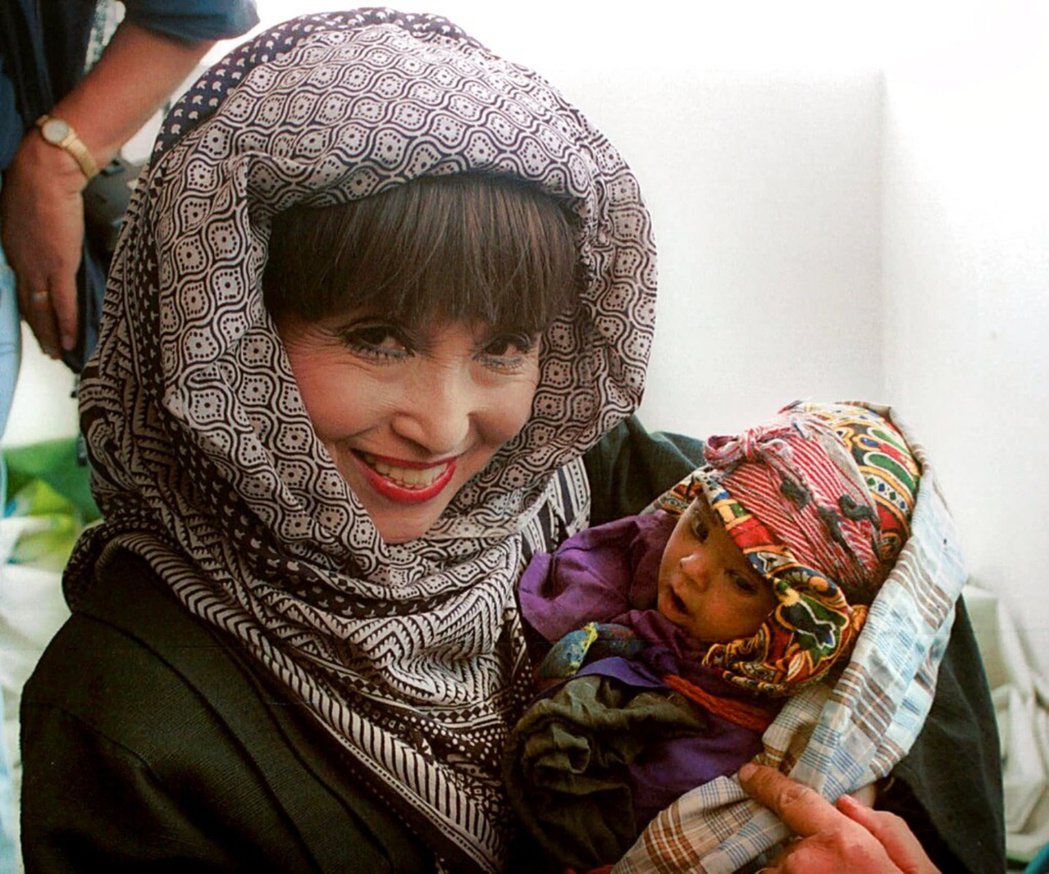 黑柳徹子2001年以聯合國兒童基金會親善大使身分訪問阿富汗。 圖／美聯社