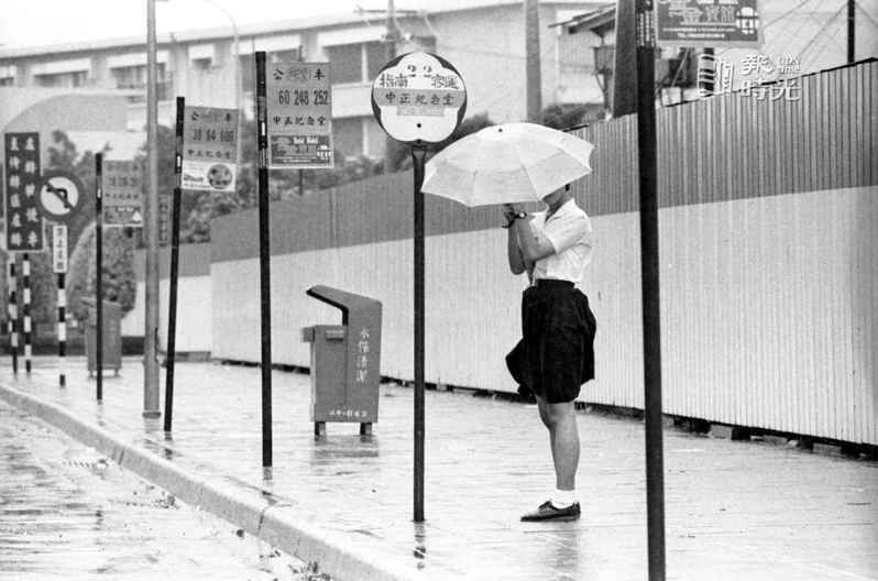 艾貝颱風來襲，學生在公車站等車回家。圖／聯合報系資料照（1986/9/19）