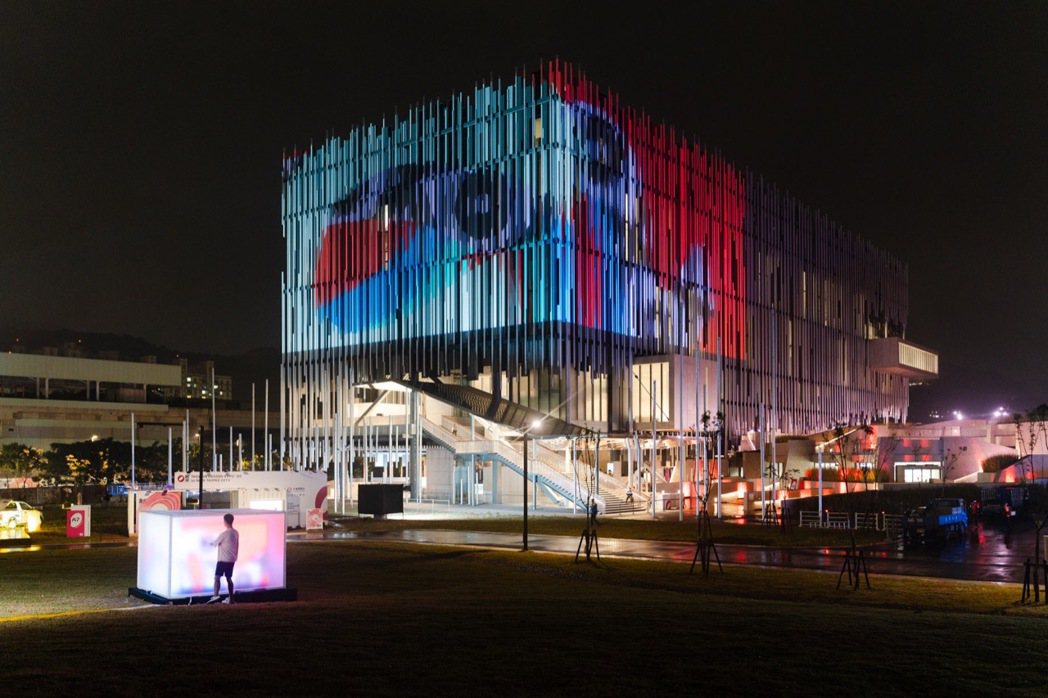 由動態設計團隊Bito主導，將新北市美術館建築外牆轉化為充滿旋律的光影畫布，戶外...