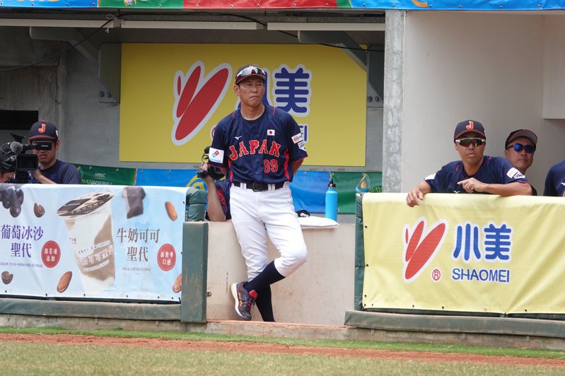 日本武士隊總教練井端弘和（中），今年曾帶隊U12來台比賽。 中央社