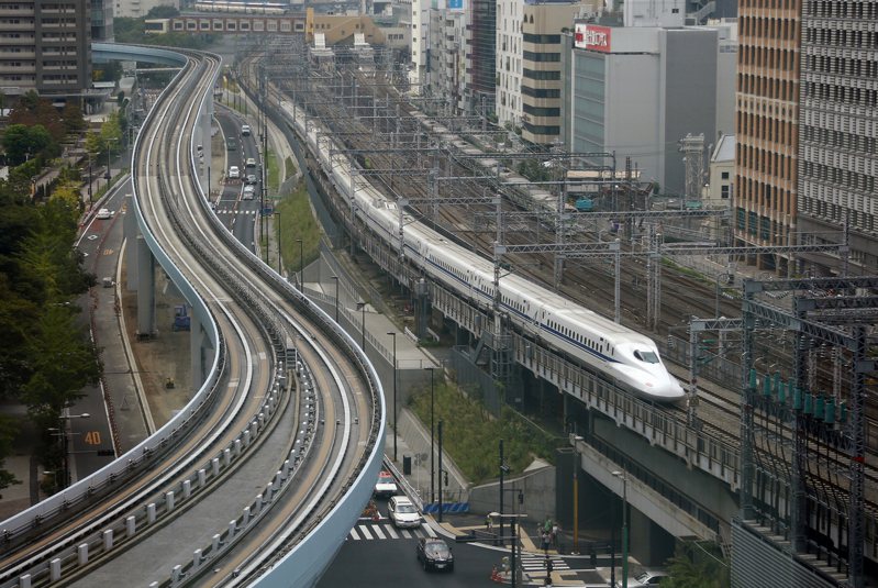 負責營運的JR東日本公司表示，受到停電影響，東北新幹線的東京站到新青森站區間，以及上越和北陸新幹線的大宮站到高崎站區間，列車一度停駛。新幹線列車示意圖。 美聯社