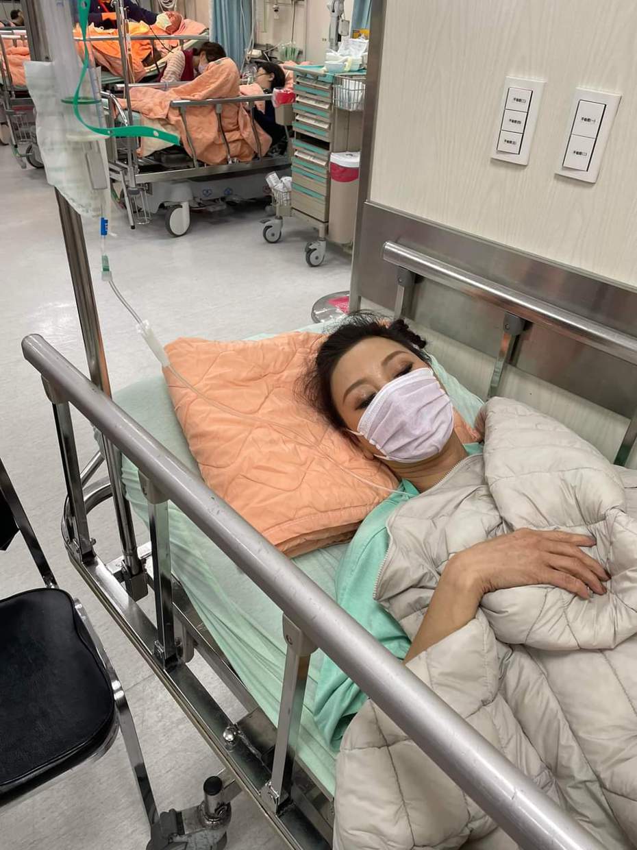 楊繡惠躺在病床上相當虛弱。圖／摘自臉書