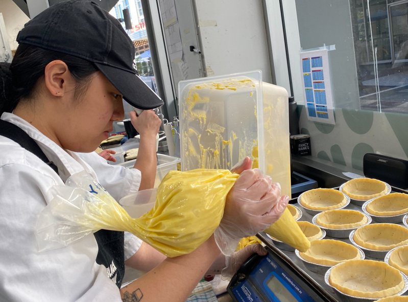 弘光科大學生柯亭宇在澳洲雪梨Black Star Pastry知名連鎖甜點店實習。圖／弘光科大提供