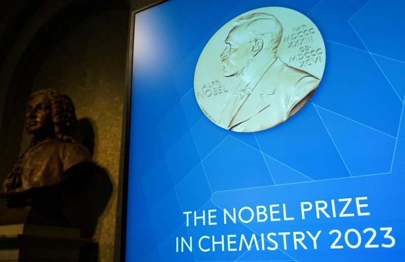 2023年諾貝爾化學獎由美國化學家巴汶帝（Moungi Bawendi）、布魯斯（Louis Brus）、俄國學者艾吉莫夫（Alexei Ekimov）獲得。圖為瑞典皇家科學院裡，得獎者宣布地點的螢幕。路透社