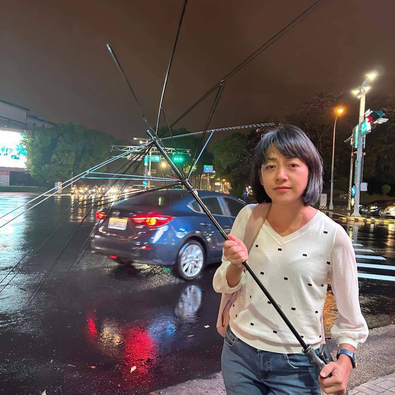 王婉諭雨傘被風吹開花。圖擷自臉書