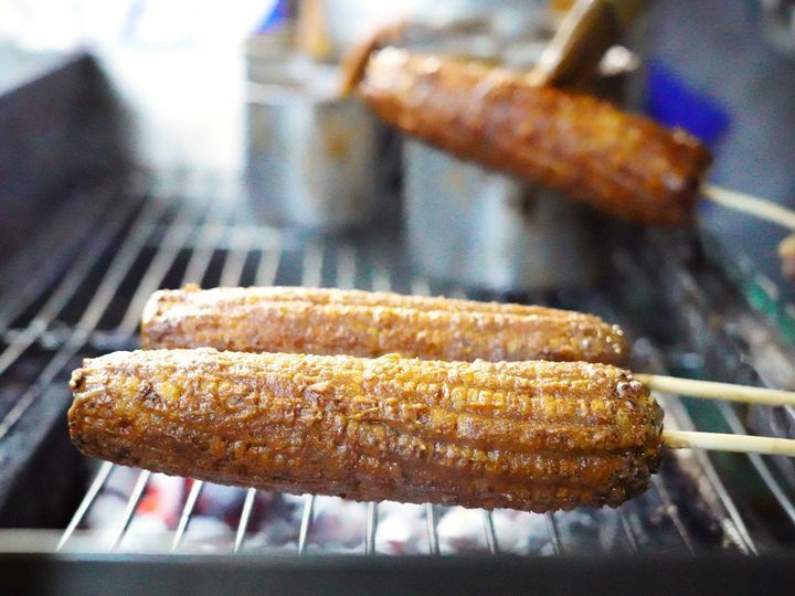 水上鄉的六哥古早味烤玉米。 圖／嘉義縣文化觀光局提供