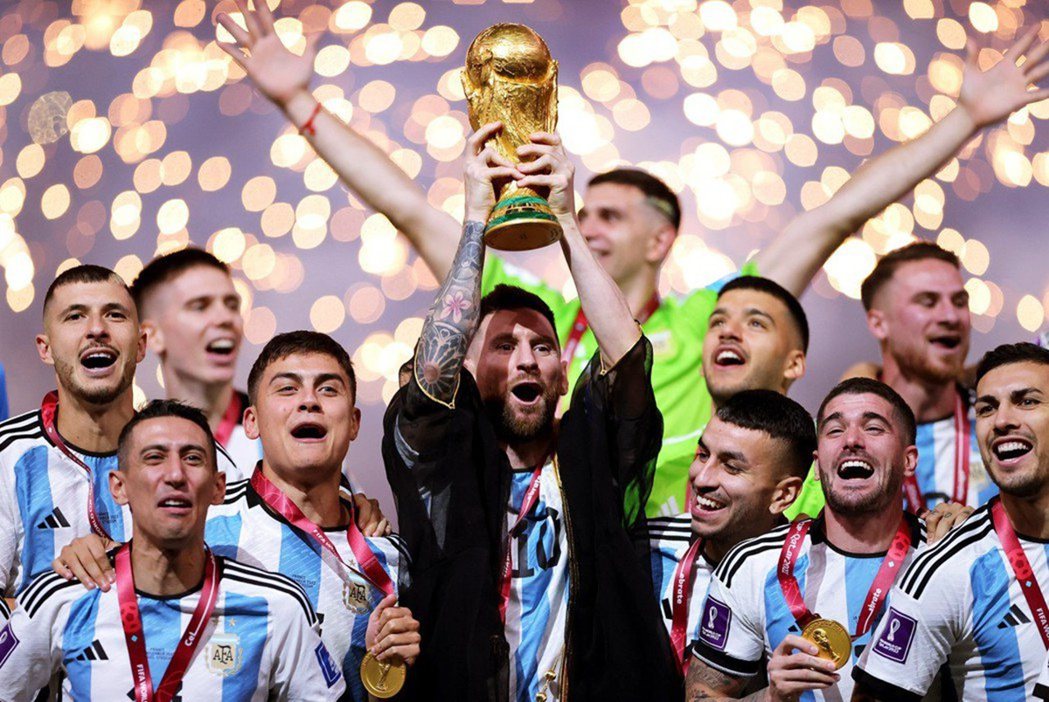 2022年的卡達世界盃由阿根廷奪冠，而2030的百年世界盃，阿根廷也將承辦其中1...
