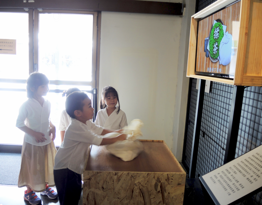 小朋友在「曉茶塾」中透過數位科技體驗揉茶過程。圖／新北市政府文化局提供