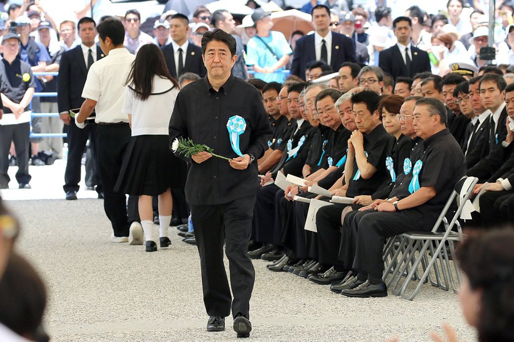 2015年6月23日，時任總理的安倍晉三參加終戰70年的沖繩慰靈祭。 圖／歐新社