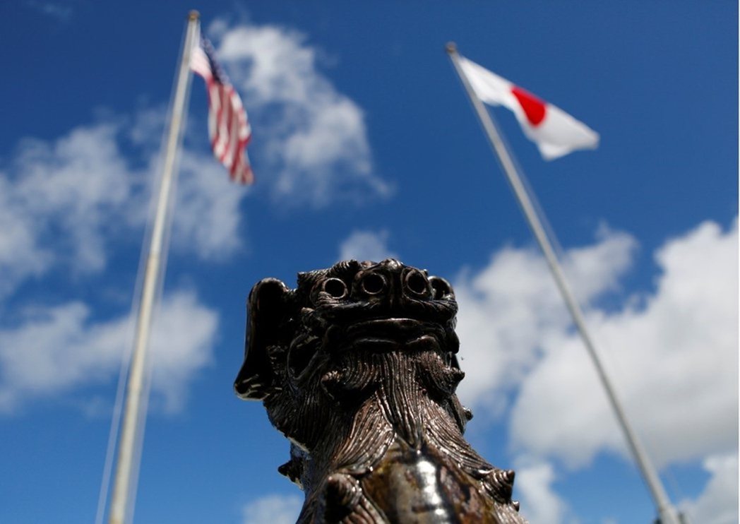 在日本、美國國旗間屹立的「シーサー」（siisaa，沖繩獅子，琉球版的風獅爺）。...