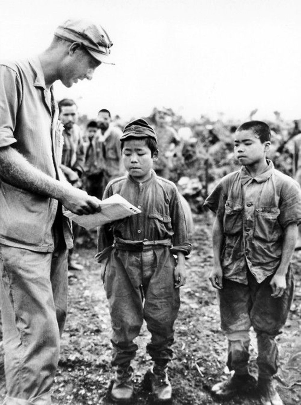 圖為沖繩戰時，美軍向沖繩孩童問話。 圖／維基共享