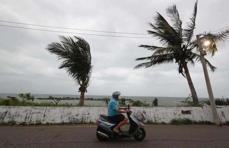 小犬颱風前天深夜在蘭嶼帶來17級以上強陣風，風力達每秒95.2公尺，不僅吹壞蘭嶼氣象站風速計，更刷新台灣氣象史126年來最大陣風觀測紀錄。 中通社