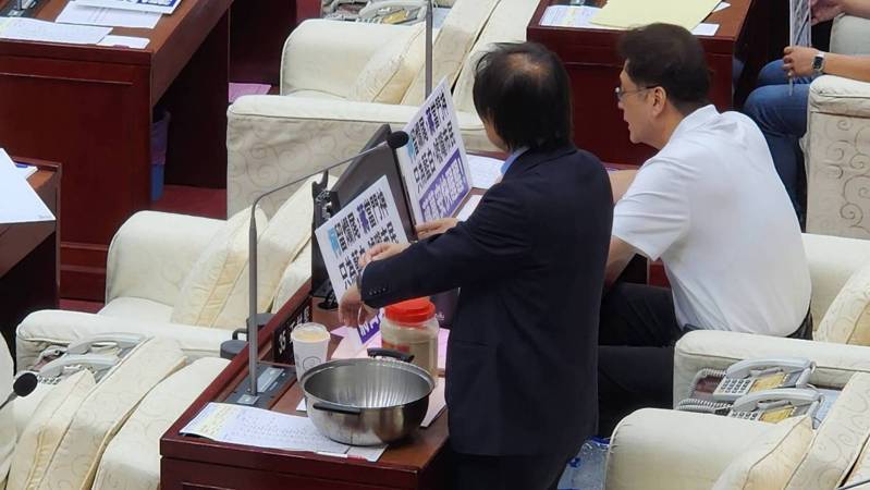 台北市長蔣萬安下午赴議會施政報告，「蔣師」王世堅送蔣萬安鍋子、白米。記者楊正海／攝影