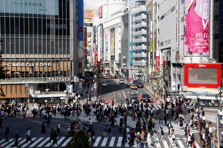 日本提高外勞名額，多數日企業仍無意願雇用。圖為日本涉谷十字路口。路透 胡夢瑋