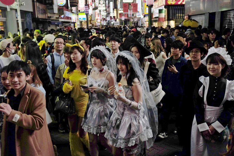 每年萬聖夜期間，澀谷站附近都會聚集大量年輕人及外國人，引發可能發生糾紛或踩踏意外的憂慮。圖／美聯社資料照