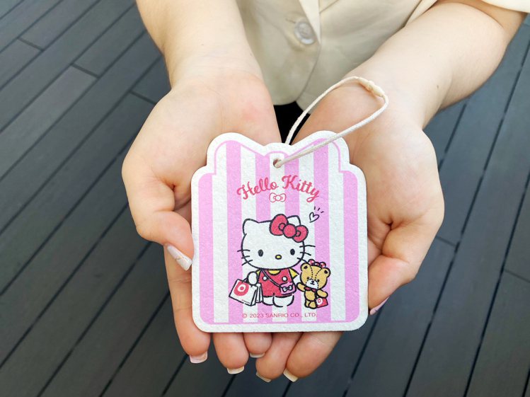 10月5日起至10月10日加入新會員加當日不限金額發票，可兌換「Hello Kitty & 小熊朋友造型菜瓜布」。圖／環球購物中心提供