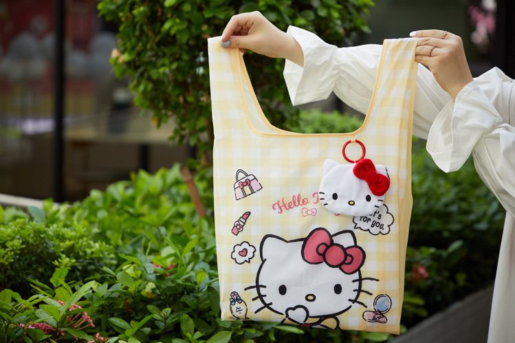 10月5日起至10月10日會員單日累計消費滿2000元，可兌換「Hello Kitty折疊購物袋」。圖／環球購物中心提供