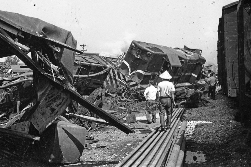 1968年10月6日，台鐵西部縱貫鐵路桃園站內南平交道發生火車快貨車尾撞上正在調度中的慢貨車，現場一片狼藉，景象怵目驚心。圖／聯合報系資料照片